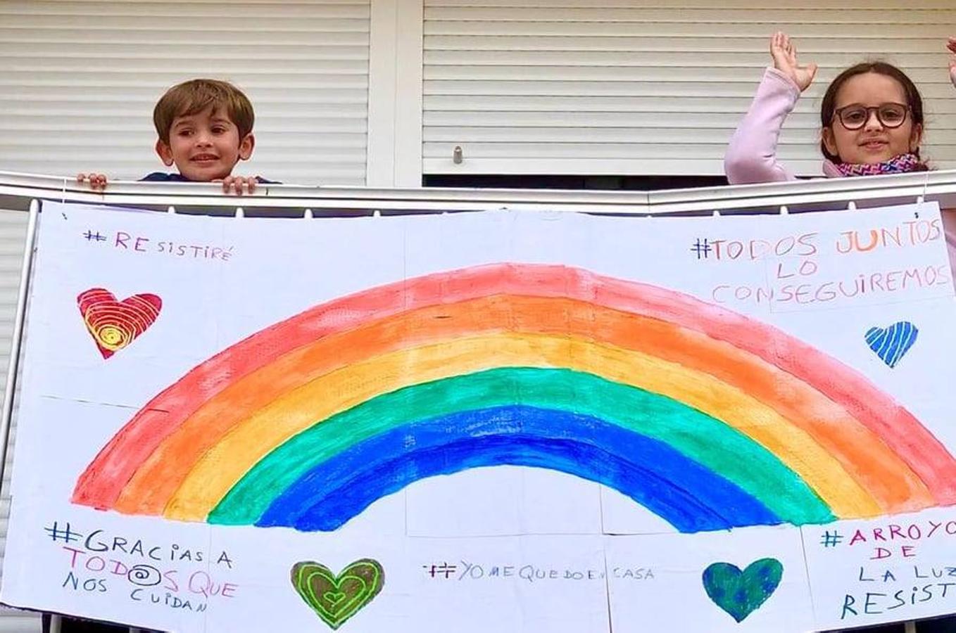 Fotos: Los más pequeños cuelgan mensajes de ánimos en sus balcones