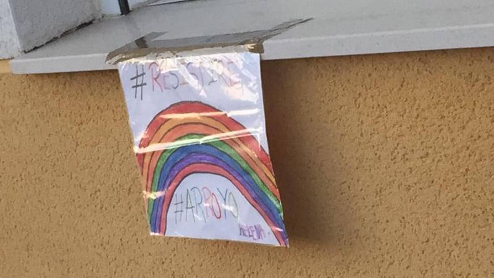 Fotos: Los más pequeños cuelgan mensajes de ánimos en sus balcones