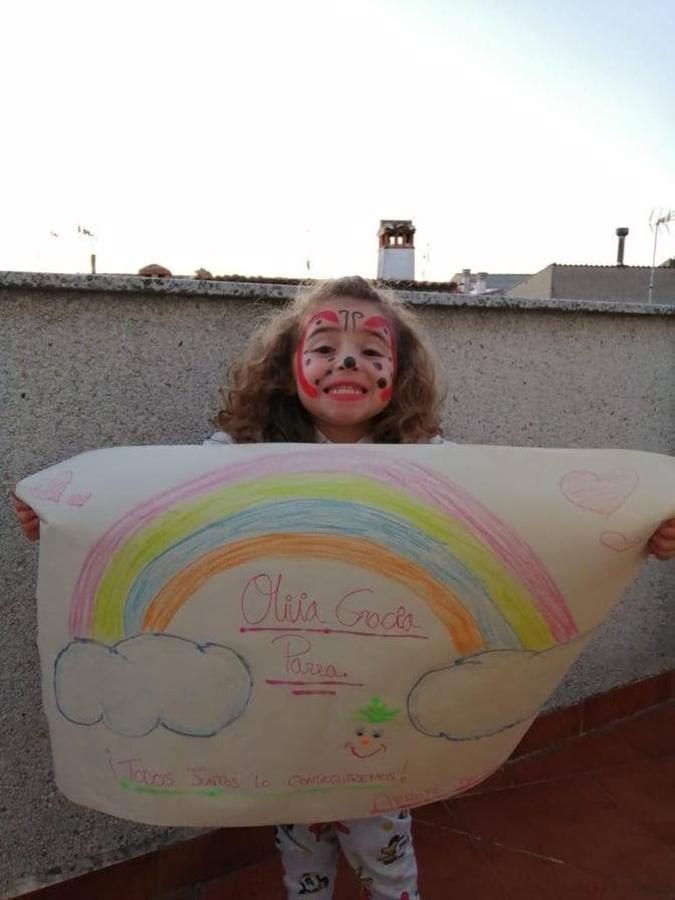 Fotos: Los más pequeños cuelgan mensajes de ánimos en sus balcones