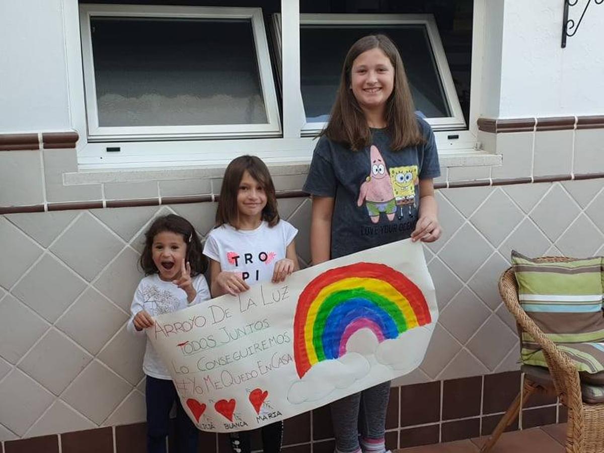 Fotos: Los más pequeños cuelgan mensajes de ánimos en sus balcones