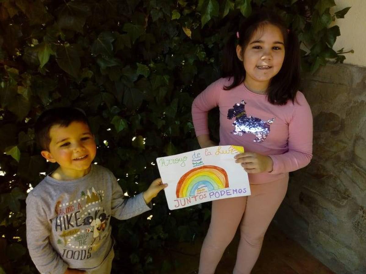 Fotos: Los más pequeños cuelgan mensajes de ánimos en sus balcones