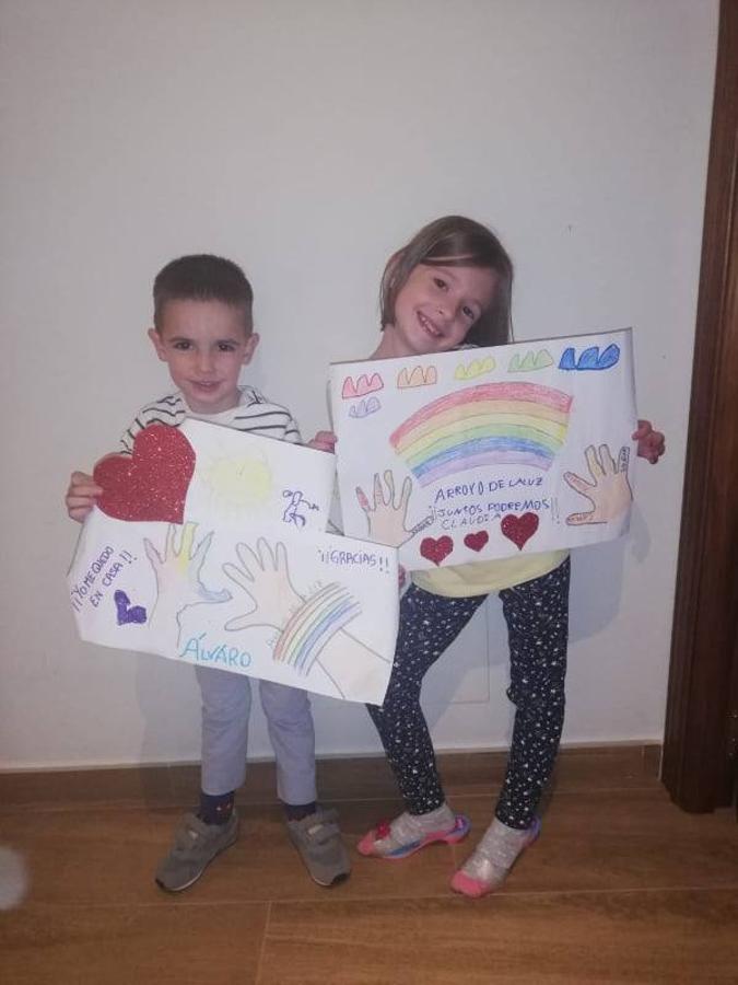 Fotos: Los más pequeños cuelgan mensajes de ánimos en sus balcones