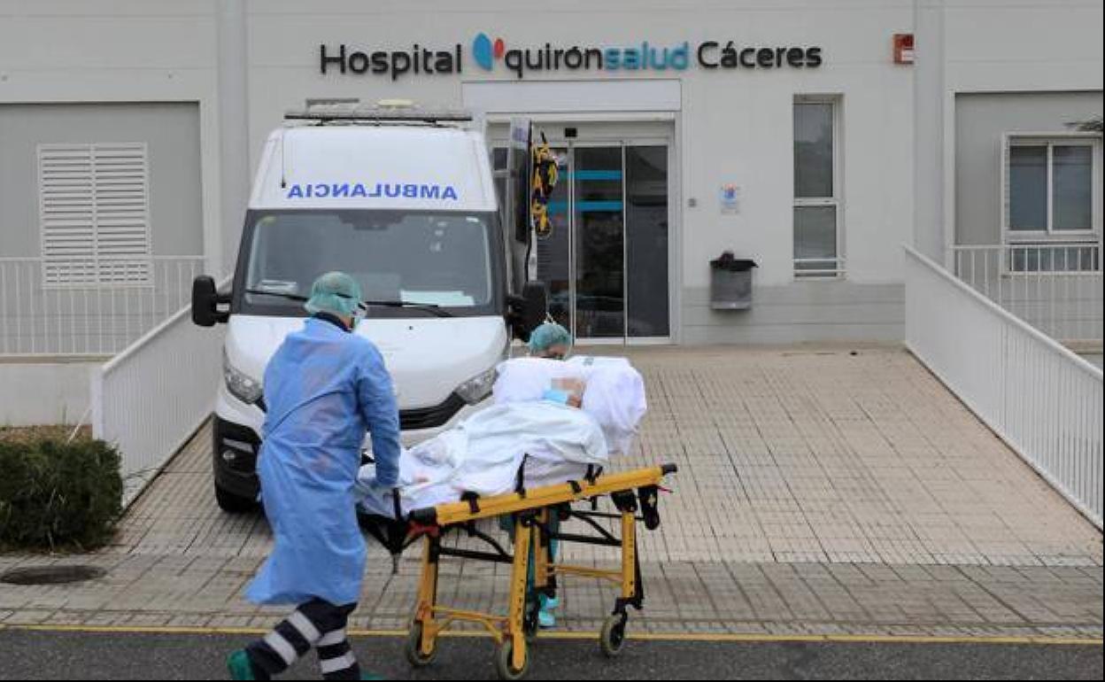 Llegada de un mayor con coronavirus a la clínica cacereña.
