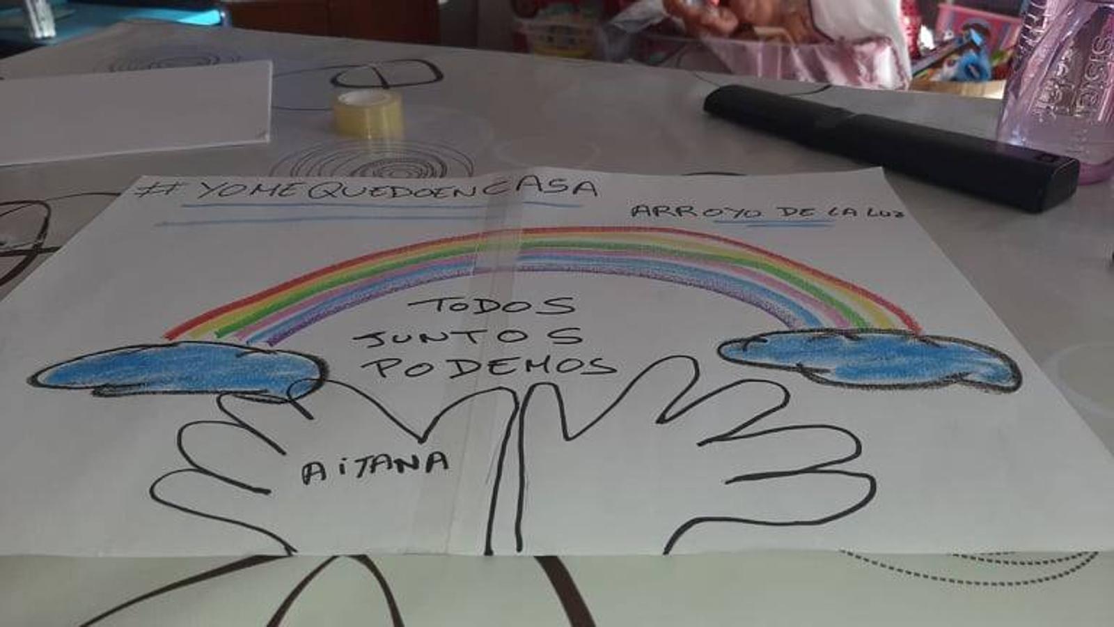 Fotos: Los más pequeños cuelgan mensajes de ánimos en sus balcones