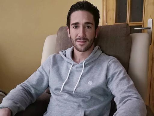 Asier, capitán del conjunto blanquiazul, en su domicilio de Arroyo.