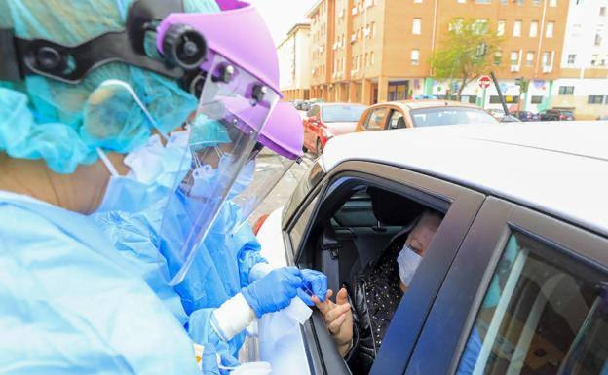 Toma de muestra de sangre para un test rápido en el centro de salud La Mejostilla de Cáceres. 