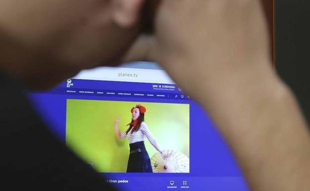 La otra novedad. Un joven sigue contenido infantil en www.planex.tv.