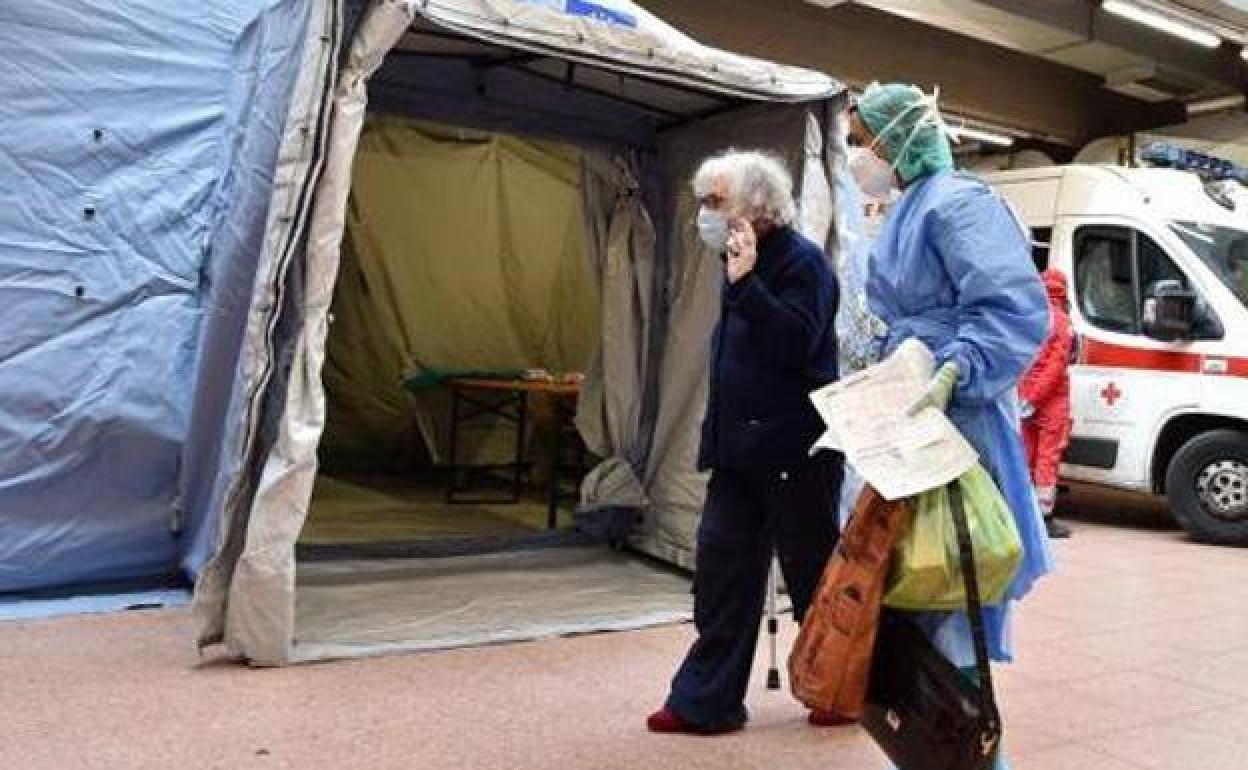 Un médico asiste a una mujer. 