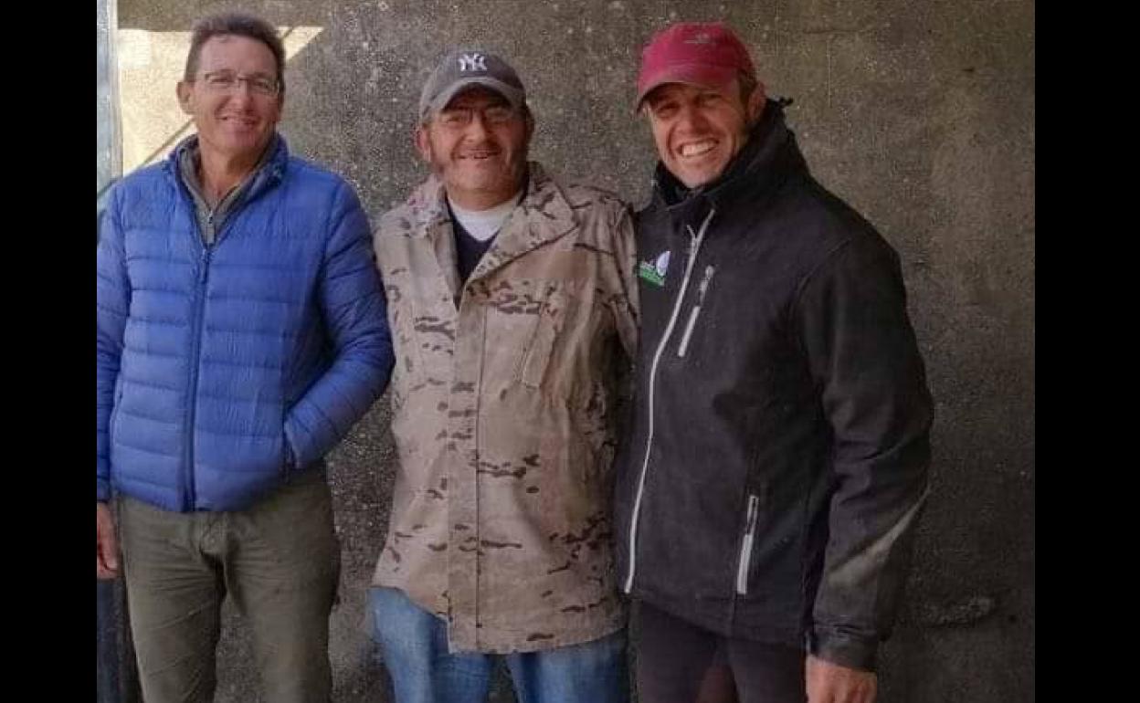 Carlos Javier Cordero entre el Maestro Joselito y su mayoral, Rafael Fuentes. 