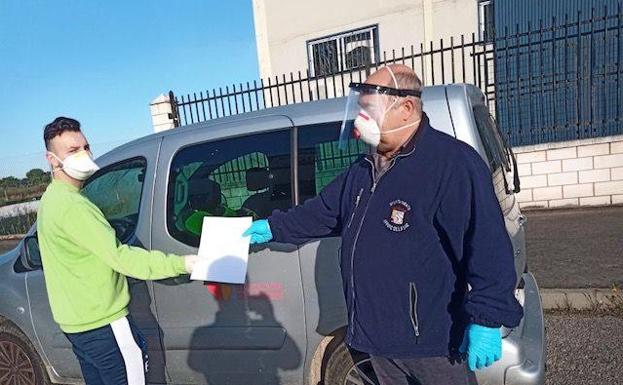 Imagen principal - Reparto de material de protección. 