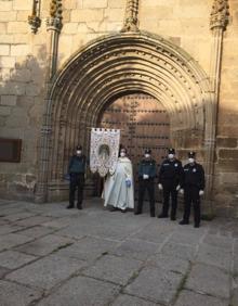 Imagen secundaria 2 - Fotos de la vuelta del estandarte hasta el santuario. En la tercera, entrega del estandarte del párroco a las autoridades en la puerta de Ntra. Sra. de la Asunción.