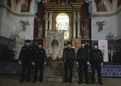 Imagen secundaria 1 - Fotos de la vuelta del estandarte hasta el santuario. En la tercera, entrega del estandarte del párroco a las autoridades en la puerta de Ntra. Sra. de la Asunción.