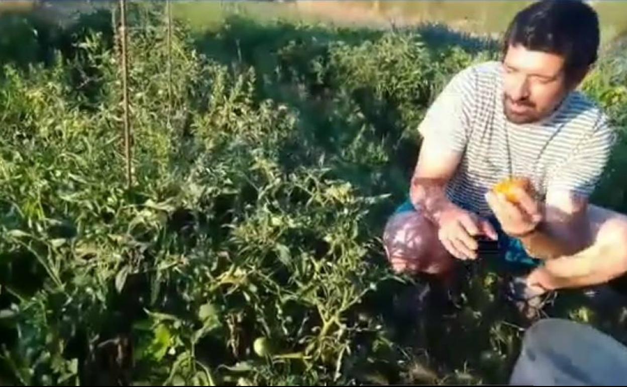 José María Tena presenta su huerta La Mangurria como cierre de la 'Semana Verde' organizada por la biblioteca de Arroyo de la Luz