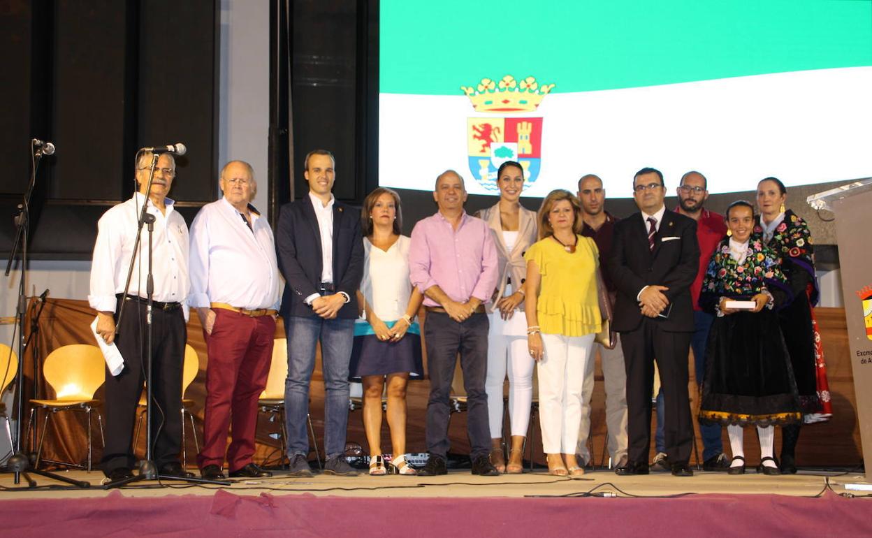 Entrega de las Medallas de Arroyo de la Luz del pasado año, por parte de la corporación municipal actual. 
