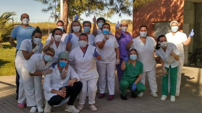 Parte del personal de la residencia de mayores de Arroyo de la Luz. 
