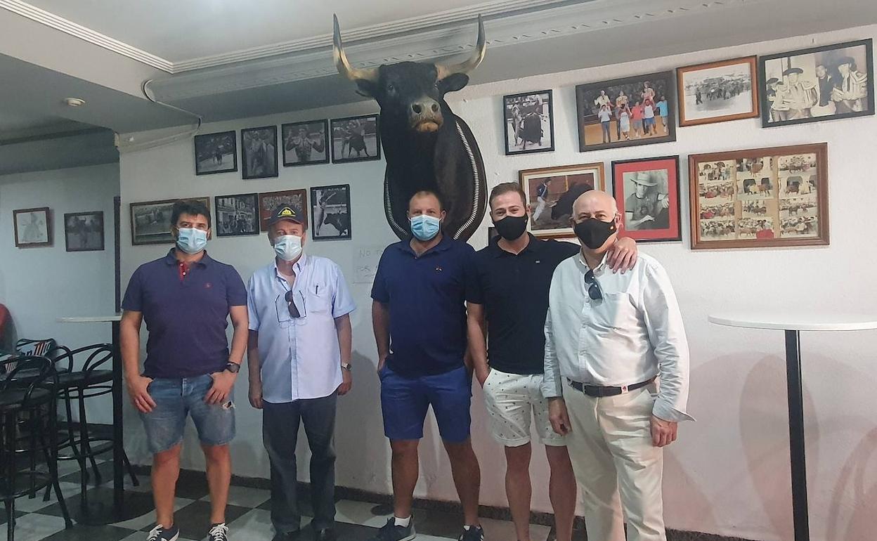 Taxidermia Ruano y la ACT Dehesa de Extremadura entregan la cabeza de toro de la rifa
