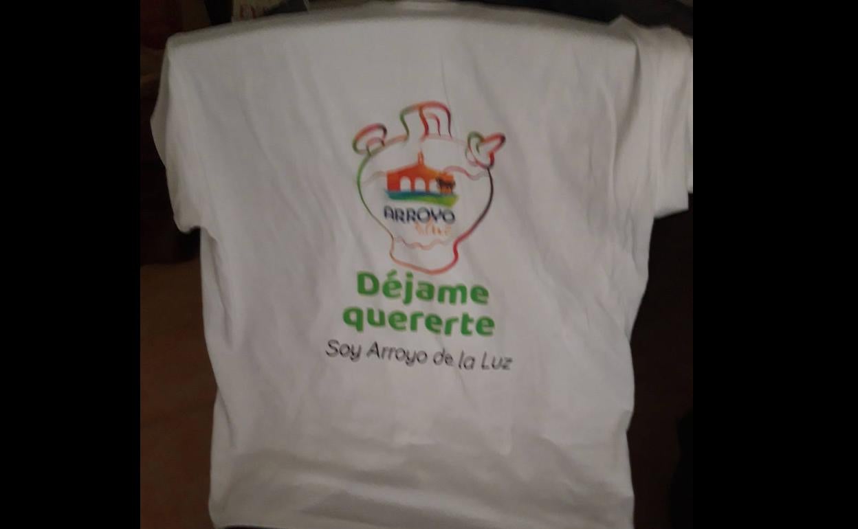 Una mujer y una camiseta para la historia de Arroyo de la Luz