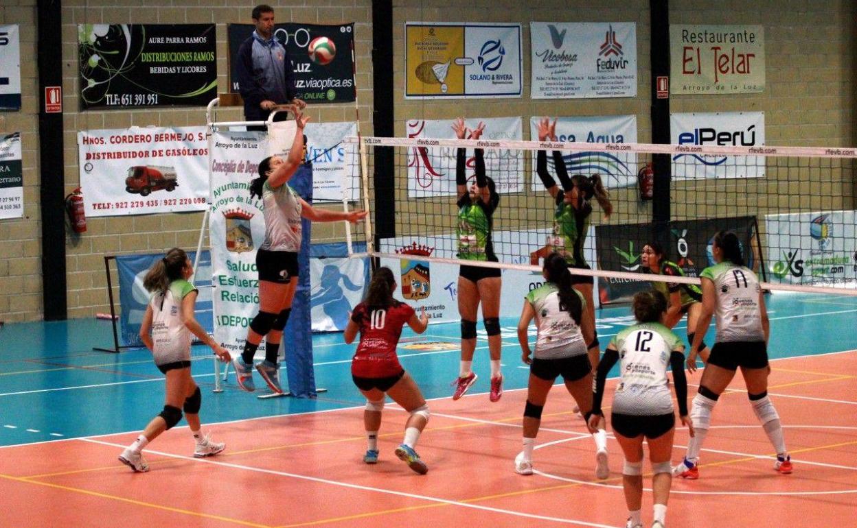 El Extremadura Arroyo logra un 3 de 3 tras derrotar por 3-1 al FCA Rivas