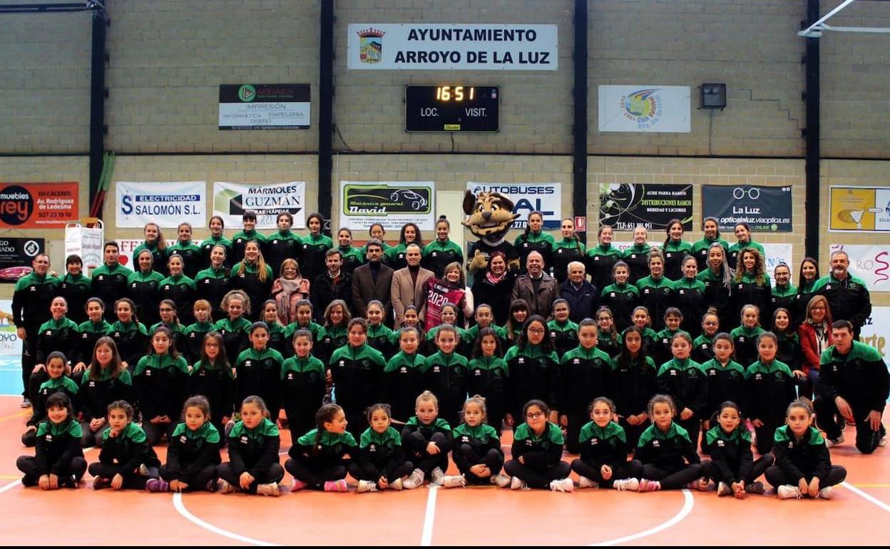 El Ayuntamiento felicita al Club Voleibol Arroyo de la Luz el galardón obtenido en el VI Premio 'Deporte, Igualdad y Empresa'