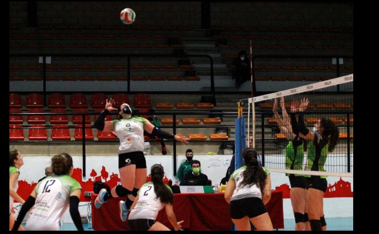 El Extremadura Arroyo, liderado por una gran Sandell, suma un punto tras ceder 3-2 ante Torrelavega