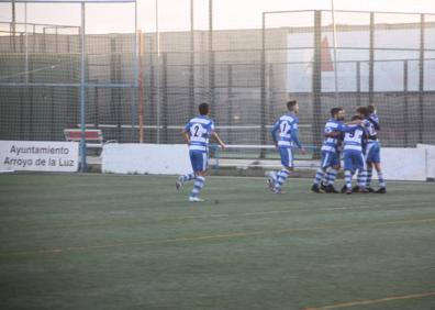Imagen secundaria 1 - Celebración del primer gol. 