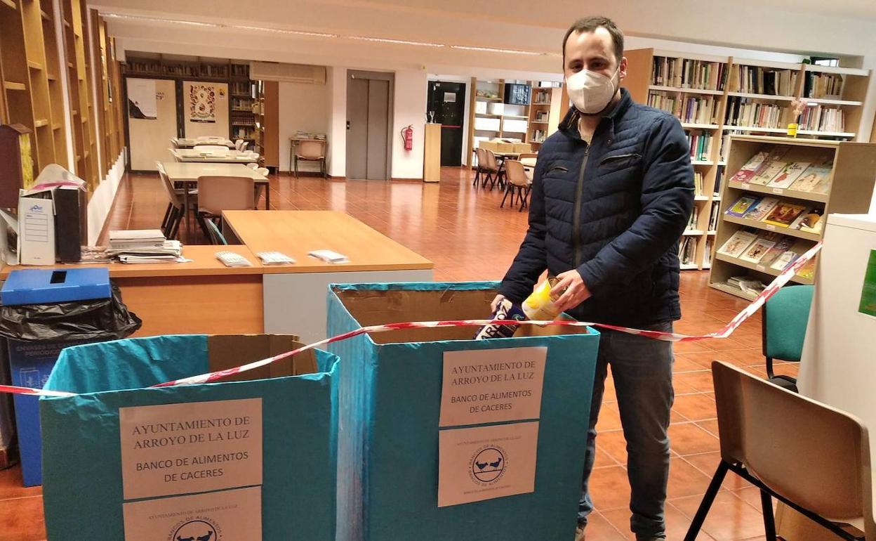 Un usuario colabora donando alimentos. 