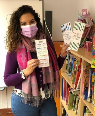 Esther Cordero, responsable d ela biblioteca con los marcapáginas. 