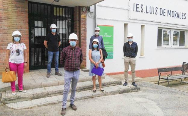 El alcalde, Carlos Caro, y los concejales, Mercedes Pérez y Santos Jorna, la directora del Instituto, María de los Ángeles Moreno, y técnicos de la Junta y de las empresas que realizan las obras.