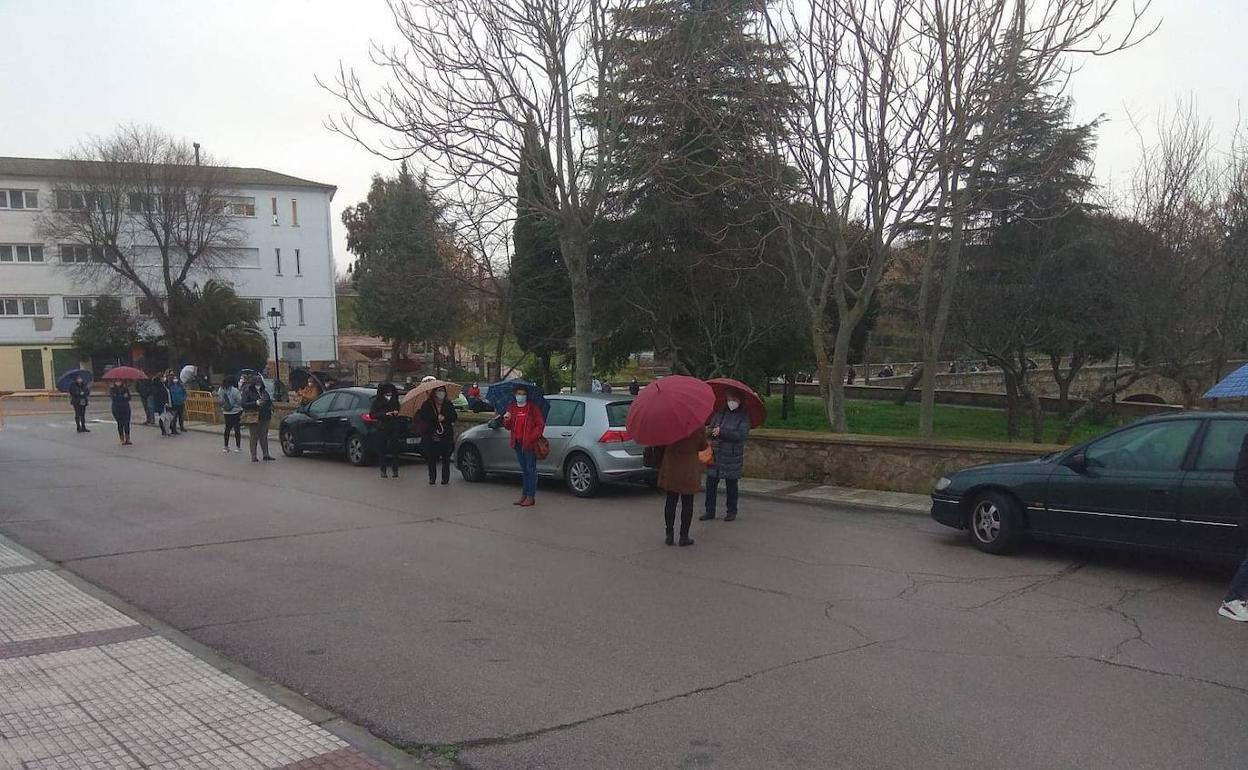 Colas para participar en el cribado. 