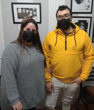 Luz María Chaves y Helio José Pereira en su bar, cerrado por las restricciones en el momento de la entrevista. 