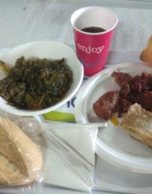 Imagen secundaria 2 - Arriba, la popular degustación. Debajo, cocinando las coles la noche anterior y una ración de coles con buche. 