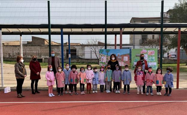 Imagen principal - Grupos premiados. Arriba Infatil 5 años y debajo Primaria 2B e intanil 3 años. 