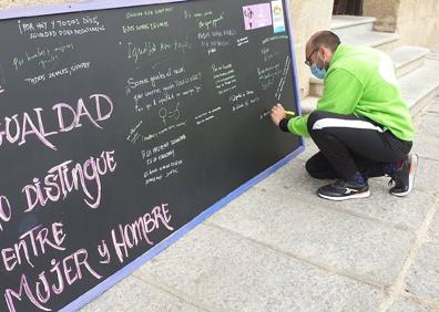 Imagen secundaria 1 - Pizarra en el Ayuntamiento. 