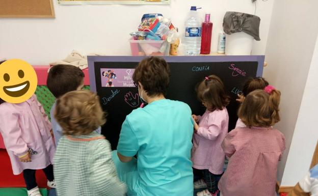 Imagen principal - Pizarra en el Centro Infantil y en la residencia. 