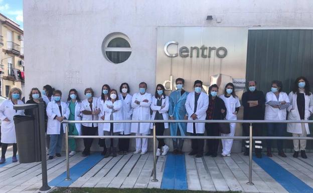 Imagen principal - Minuto de silencio en el centro de salud, cuartel de la Guardia Civil y residencia de mayores. 