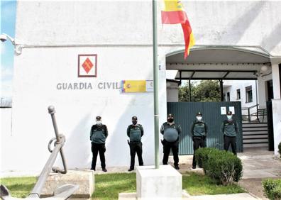 Imagen secundaria 1 - Minuto de silencio en el centro de salud, cuartel de la Guardia Civil y residencia de mayores. 