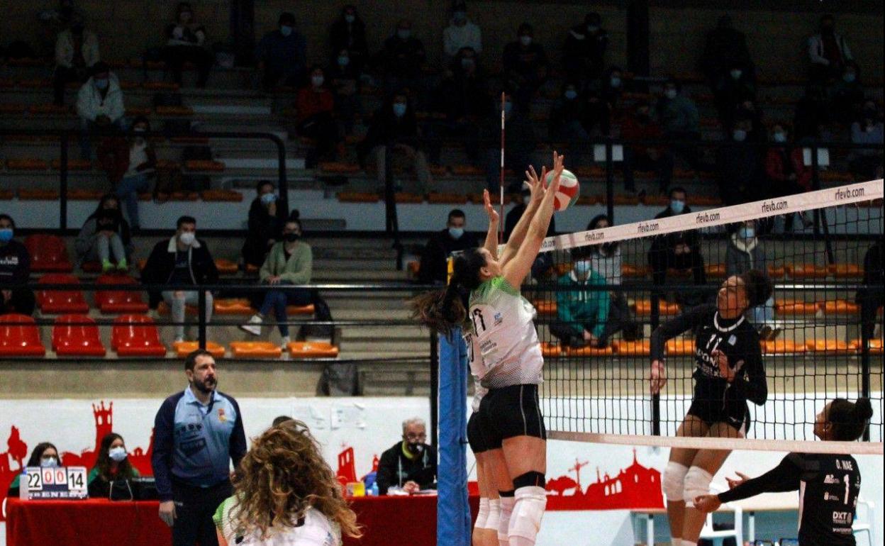 El Extremadura Arroyo barre a Arona 3-0 y vela armas para enfrentarse el domingo al líder VP Madrid