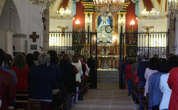 Imagen principal - Un gran número de arroyanos se han acercado hasta la ermita de la Luz a escuchar la misa del Día de la Luz