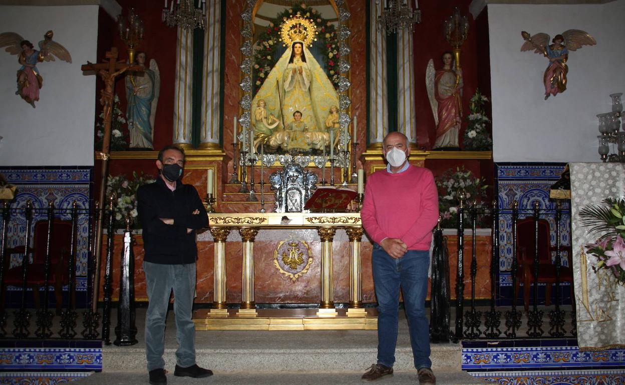 Juan Pablo Pallero, pregonero de la Virgen en 2021 y Juan Antonio Cruz, Mayordomo de la Cofradía, frente a la Virgen de la Luz.