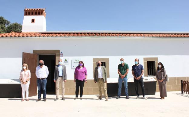 Begoña García Bernal, Pedro Muñoz, Carlos Caro, Santos Jorna y concejales del ayuntamiento. 