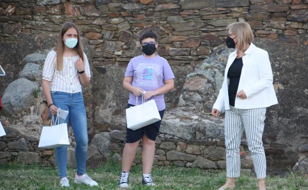 Marta Anguí e Iván Márquez recibieron un detalle, entregado por la concejala Mercedes Pérez, tras su intervención. 