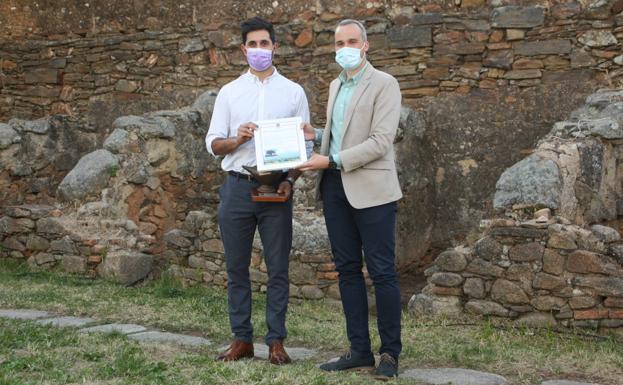 Entrega del Candil Honorífico a Charo Cordero. Recogió el premio su sobrino. 