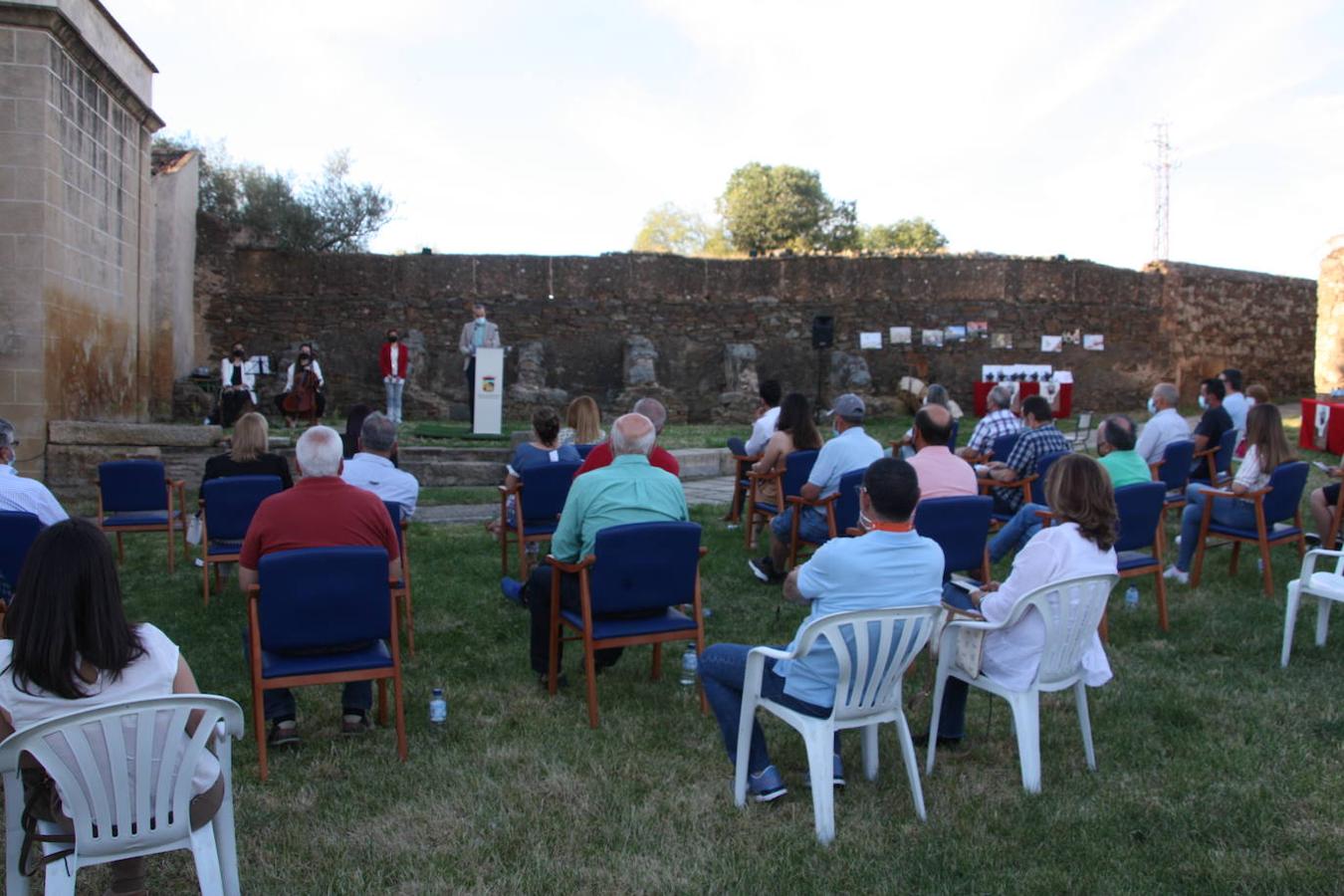 El alcalde local, Carlos Caro, fue el encargado de abrir el acto