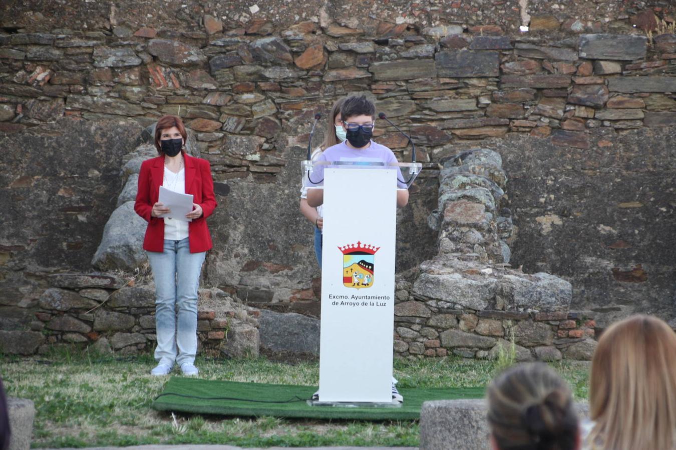Marta Anguí e Iván Márquez, miembros del consejo de Participación Infantil- Adolescente de Arroyo de la Luz, leyeron unas palabras sobre el medio ambiente