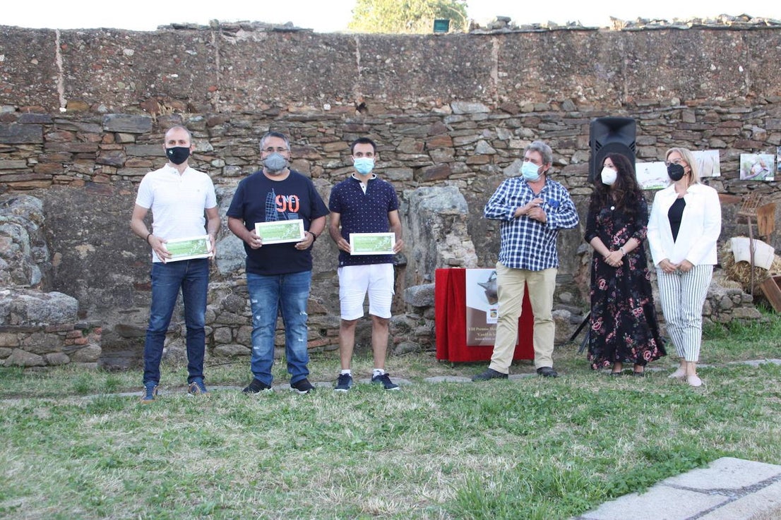 Premiados en el concurso de fotografía; primer premio para la foto ‘Reflejos en la Grajuela’, de Juan José Moreno; segundo para ‘DehesArroyo’, de Daniel Álvarez; y tercero ‘Pequeña ternurita’, de Javier Sánchez
