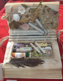 Imagen secundaria 2 - Arriba; Eshter Cordero, responsable de la biblioteca, y Loli Orozco, profesora del taller, muestran al alcalde local Carlos Caro y a las concejalas Mercedes Pérez y Leticia Carrero la exposición. Debajo, algunos de los libros decorados. 