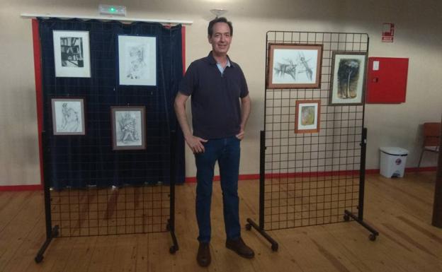 Paco Franco junto a sus obras. 