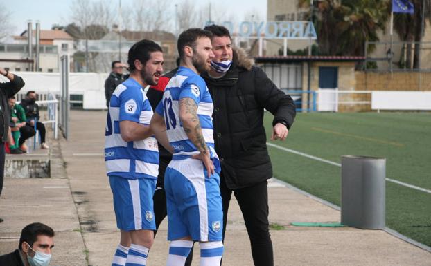 Ávila da instrucciones a dos de sus jugadores antes de entrar al campo. 