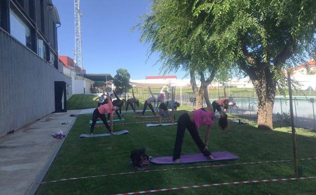 Imagen principal - La dehesa fue el escenario de la última sesión del evento de yoga al aire libre