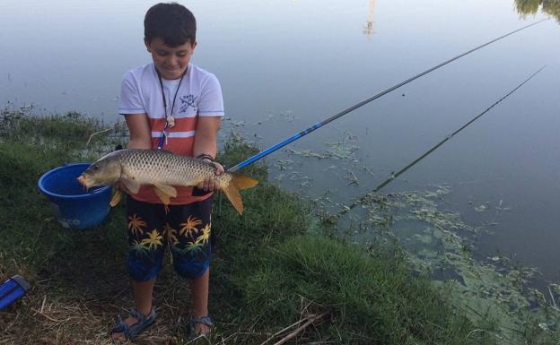 Dani, uno de los alumnos más jóvenes, de 8 años de edad, fue el único que logró una captura en la primera clase. 